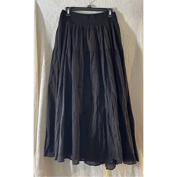 Dresses & Skirts - New black flowy maxi skirt